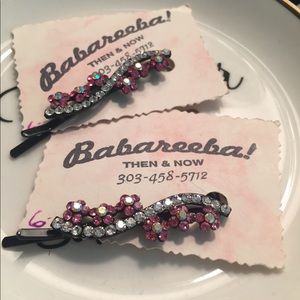 Vintage-style rhinestone flower bobby pin set.